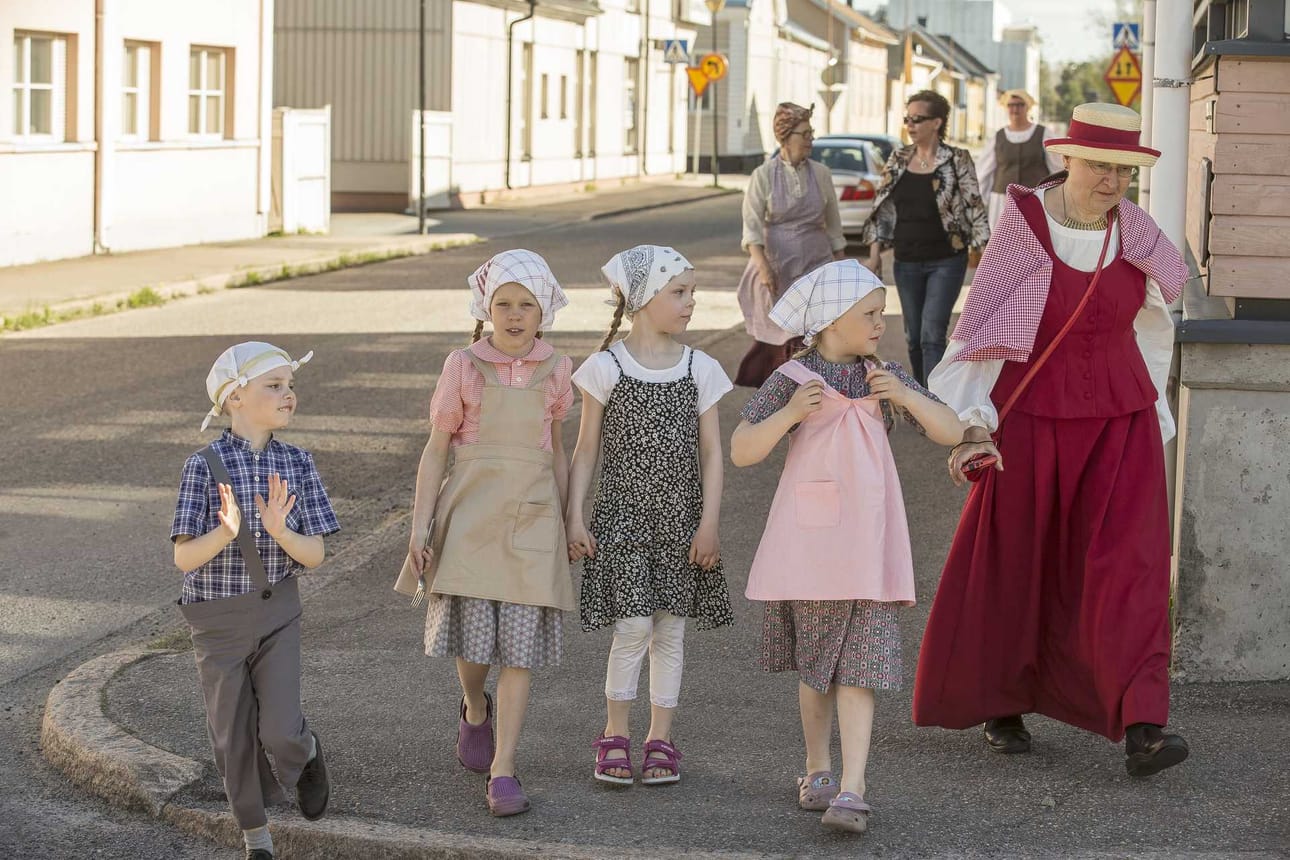Wanhan kaupungin väkeä -kierros tarjoaa elävän tuulahduksen Raahen historiaa.
