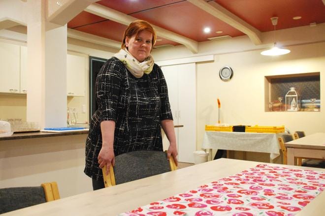 Elina Sinkkonen kantaa huolta siitä, miten kyläyhdistys korona-aikana selviää kylätalon ylläpitokuluista. KUVA: EEVA-LIISA KULJU