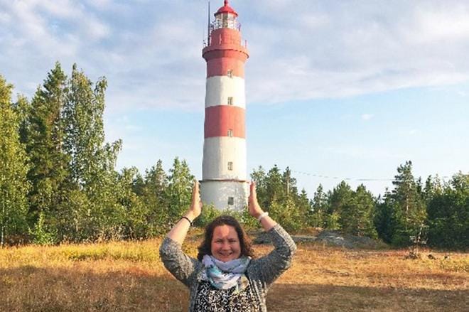 Sirkka Suurlalla on tusinan verran omia tehtäviä ja kollegoiden kesäsijaistuksia. Isompi hattu on tarpeen, pipo ei saa kiristää, Suurla sanoo pilke silmäkulmassa. KUVA: LAURA SUURLA