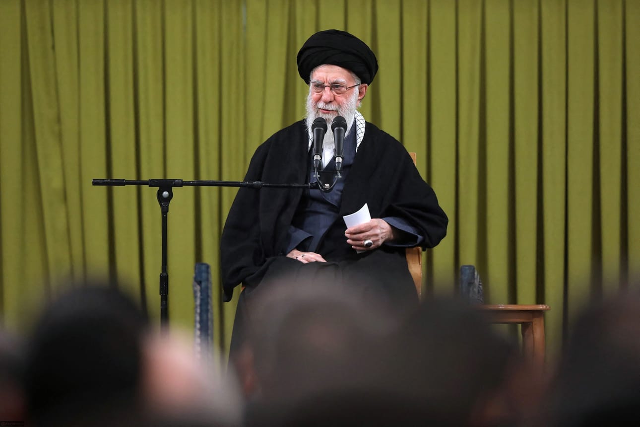 Ajatollah Ali Khamenei on Iranin korkein johtaja, jonka käskyjä seuraa myös Iranin hallintoa tukeva vallankumouskaarti.