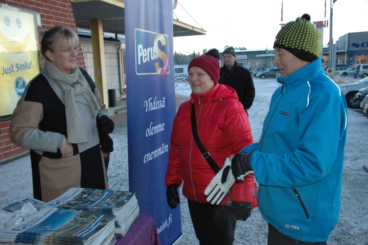 Marjatta ja Martti Visakova kävivät kauppareissulla juttusilla ministeri Pirkko Mattilan kanssa.