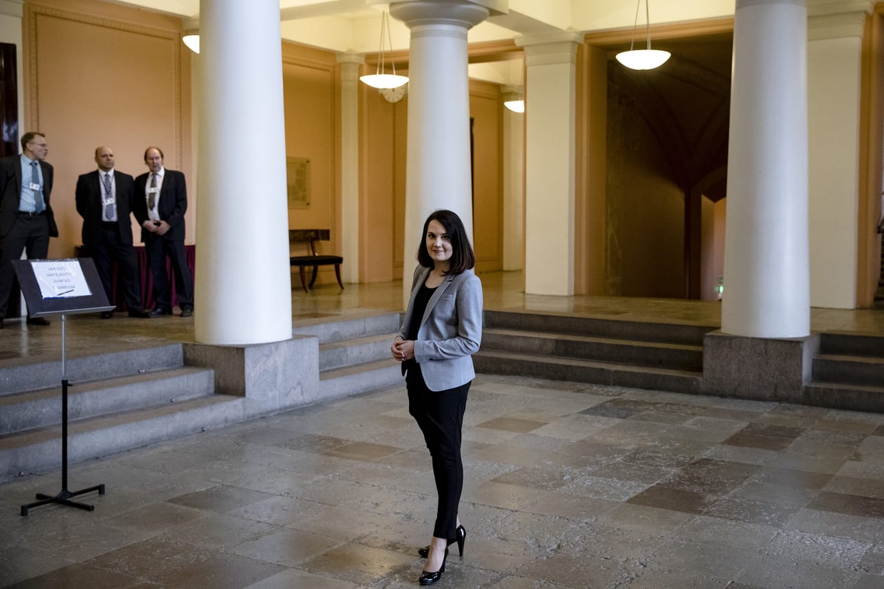Opetus- ja kulttuuriministeri Sanni Grahn-Laasonen kertoo, että hallitus aikoo rahoittaa korkeakouluja sadoilla miljoonilla euroilla. Se mahdollistaa uusia tutkimushankkeita ja tutkijoiden määrän lisäämisen. Kuva on Helsingin yliopiston päärakennuksen aulasta.