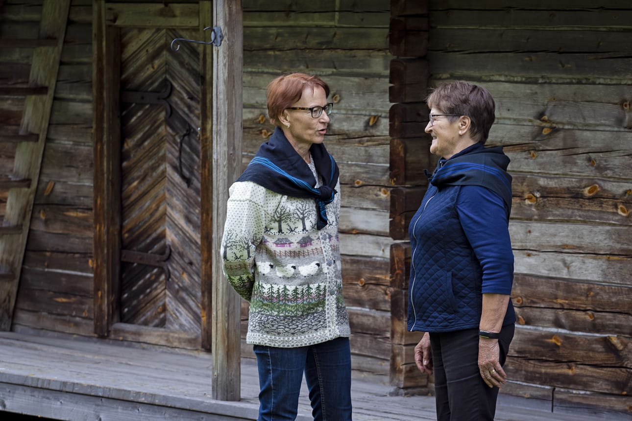 Eila Maalismaa (vasemmalla) ja Inkeri Ahola odottavat tulevia herättäjuhliha. Ahola varsinkin, sillä tänä vuonna körtit kokoontuvat hänen synnyinseudulleen Nivalaan. Taustalla Junttilan aitta, missä liminkalaiset heränneet ovat perinteisesti pitäneet herättäjuhlien lähtöseurat.