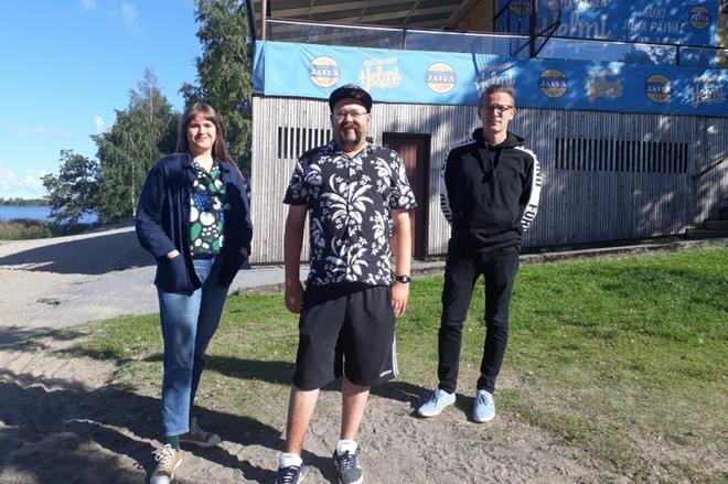Ensimmäinen Doc Lounge -klubi-ilta pidetään näissä merellisissä maisemissa Hietasaaren Helmen terassikahvilassa. Elokuvakeskuksen Anni Fahler ja Jukka Rajala sekä kahvilan isäntä Pekka Karppinen (kesk.) odottavat perjantaista reggaen siivittämää elokuvailtaa. KUVA: ANNA-LEENA EKROOS