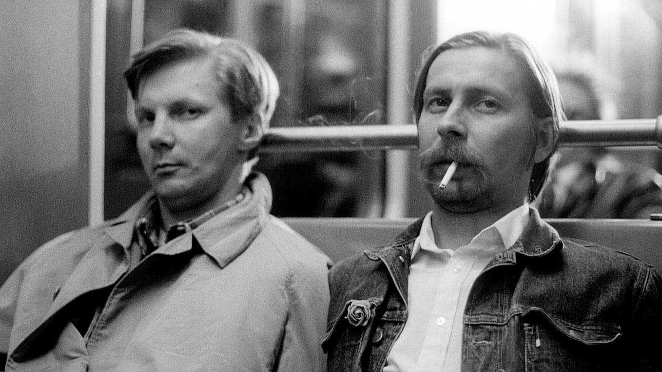 Helsingin metro pääsi ensimmäistä kertaa elokuvaan, kun Frank (Pirkka-Pekka Petelius) ja Frank (Matti Pellonpää) istahtivat penkille. Kuva: Venetsia