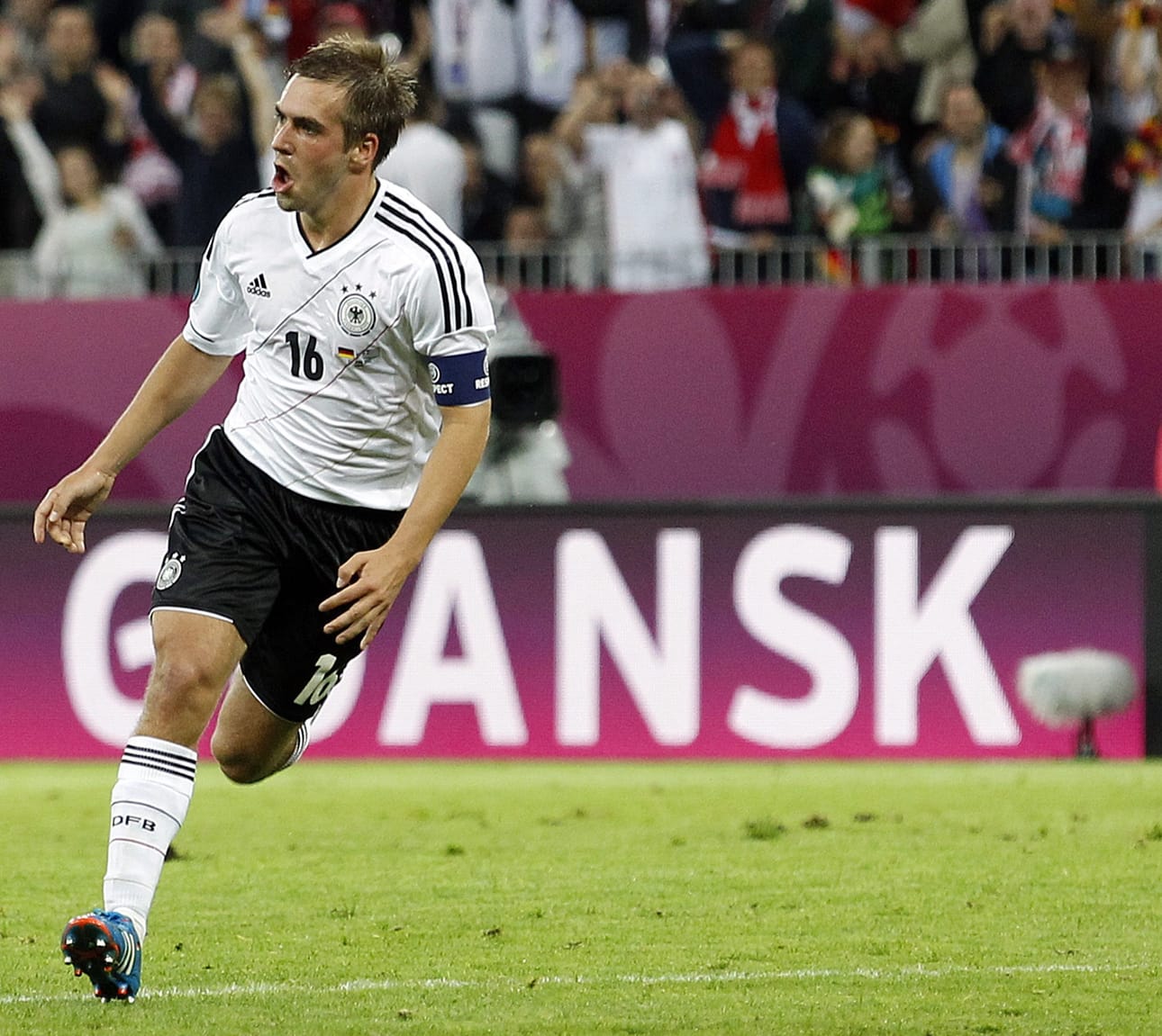 Philipp Lahm ampui Saksan ensimmäinen maali.