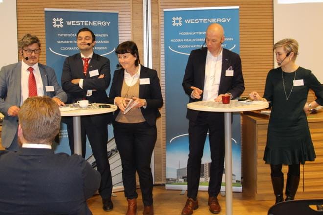 Panelisteilla oli rento ote ja asiantuntemuksen lisäksi uskallettiin viljellä jopa huumoria. Kunnanjohtaja Rurik Ahlberg, kansanedustaja Joakim Strand, kehittämispäällikkö Maija Alasalmi, konsernijohtaja Tommi Kajasoja sekä kansanedustaja Susanna Koski. KUVA: JARI JURKKA