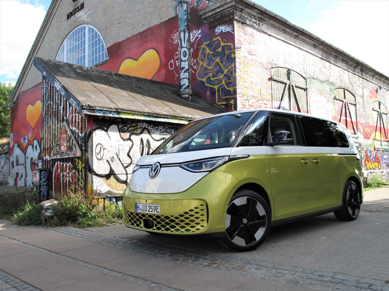 Volkswagen päivitti hippihengen 2020-luvulle. Moni alkuperäisen Kleinbusin piirteistä on tallella, mutta ID. Buzz painii aivan toisessa hintaluokassa. Auto kuvattiin Kööpenhaminassa Christianian vapaakaupungissa.