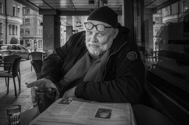 Suomen kuvataide-elämän merkittävä vaikuttaja Otso Kantokorpi kuoli viime vuonna. Nyt kotiväki, sukulaiset ja ystävät muistavat häntä muistonäyttelyllä. Kantokorpi toimi pitkään myös Ilkan kulttuurikriitikkona. KUVA: SAKARI KIURU
