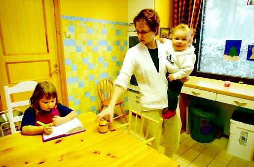 Hoitopaikkaan vuodenvaihteessa. Nelivuotias Inka menee vuoden- vaihteessa päiväkotiin ja reilun vuoden ikäinen Pinja perhepäivähoitoon. "He eivät päässeet samaan hoitopaikkaan, mutta hoitopaikat ovat onneksi lähellä", sanoo äiti Riika Kauppi. Jonossa oli 45-50 lasta.