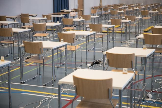 Ylioppilastutkinnon muuttuminen sähköiseksi näkyy ihan salissakin, kun joka työpöydälle pitää vetää sähköjohto. Myös kokeen rakenne ja yksittäisten kokeiden sisältö ovat muuttumassa.