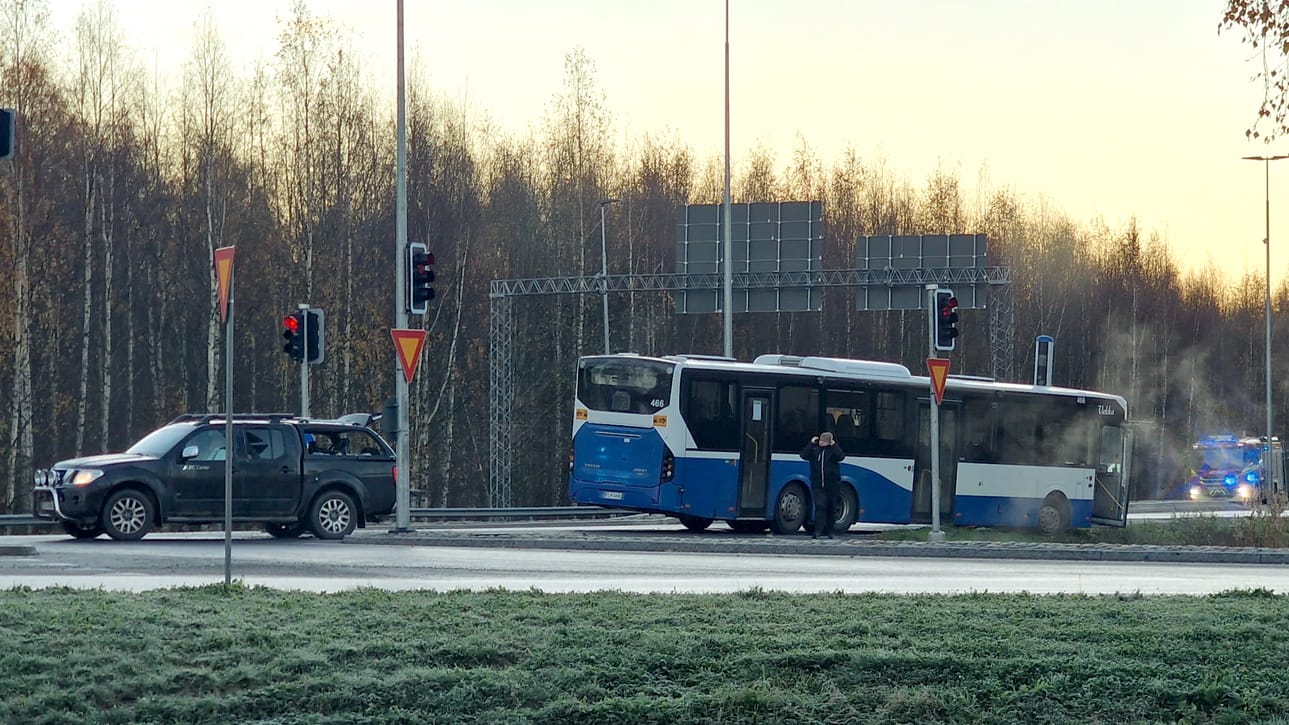 Liukkauden seurauksena auto ja bussi ottivat yhteen Vöyrinkadun ja Yhdystien risteyksessä. Pelastuslaitos kehottaa erityiseen tarkkuuteen teillä liikkuessa.