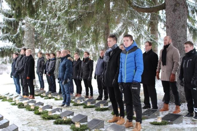 Sankarihaudoilla hiljaisena seisonut kunniavartio sai todeksi sen, minkäikäisiä alavutelaisia miehiä ja naisia sodat ovat uhreikseen vaatineet. KUVAT: ANNIKA POLLARI