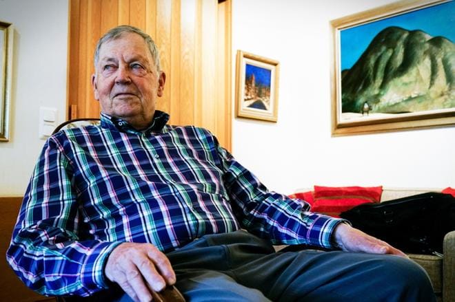 Elämäntyönsä lääkärinä tehnyt jalasjärveläinen Matti Toivakka seuraa tarkasti alansa kehitystä myös eläkeläisenä. KUVA: SAMPPA TOIVONEN