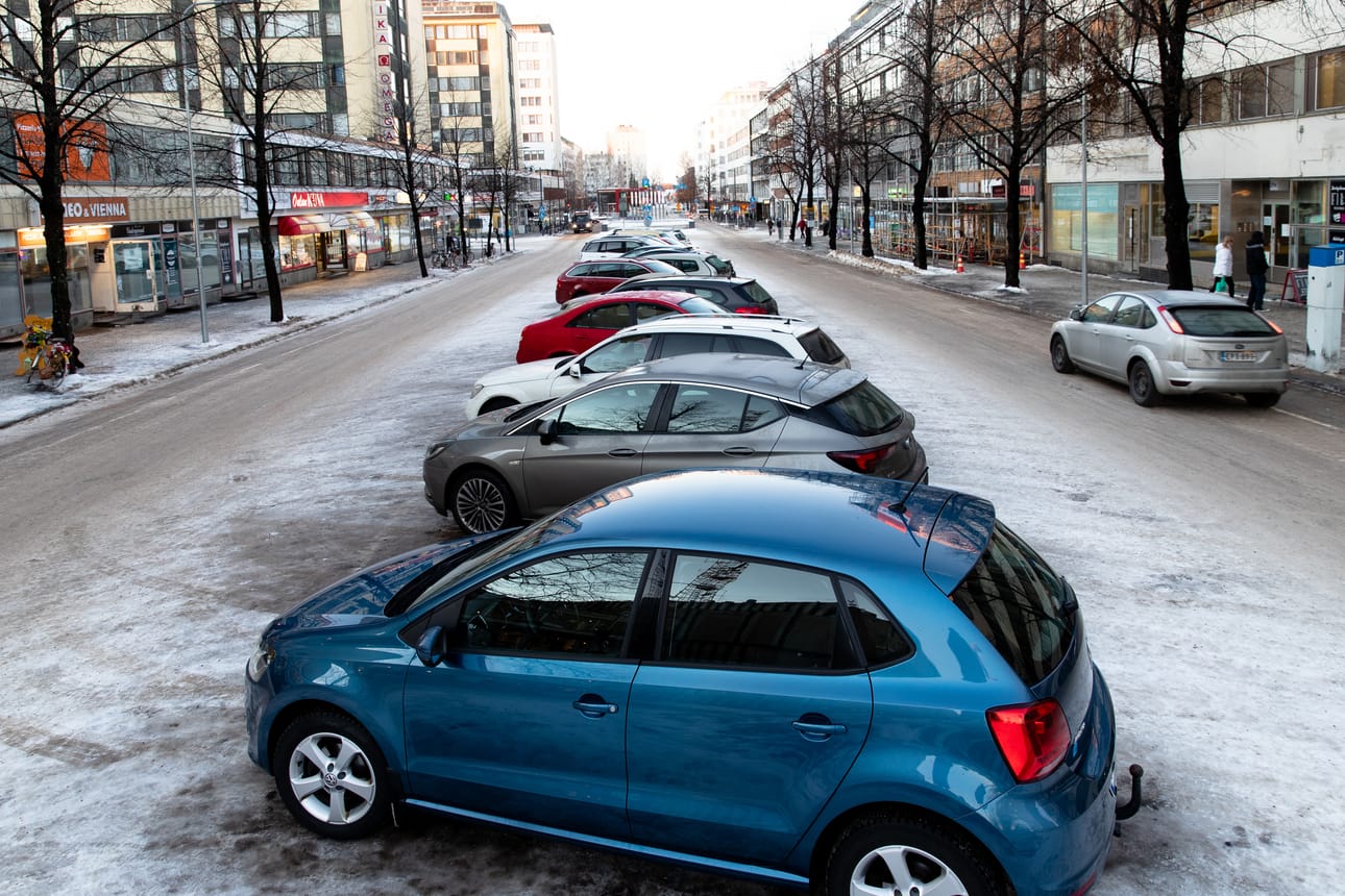 Hallituskatu on tarkoitus toteuttaa yhtenäisenä kaksisuuntaisena ajoratana, jonka molemmille laidoille tulee asiakaspysäköintipaikkoja. Nykyiset vinopysäköintipaikat ajokaistojen välissä siis poistuvat.