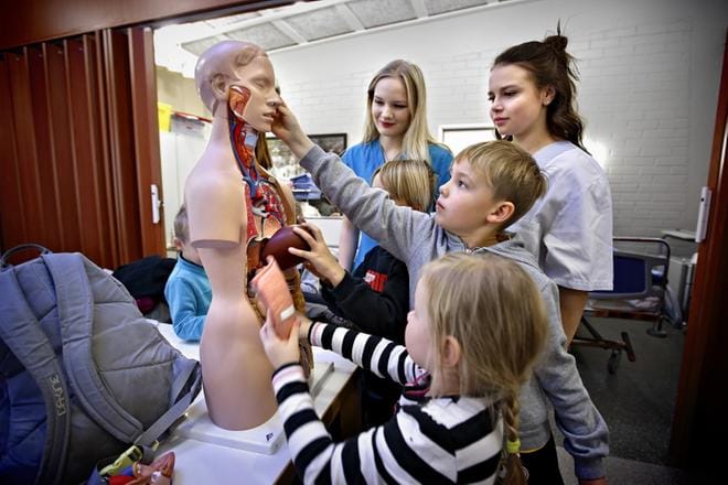 Anatominen nukke kiinnosti Sedu Lapuassa vierailleita työntekijöiden lapsia. Aleksi Kentta asetteli nuken silmää paikalleen lähihoitajaopiskelijoiden, Anna Kangasluoman ja Anni Hakolan, valvonnassa. KUVAT TOMI KOSONEN