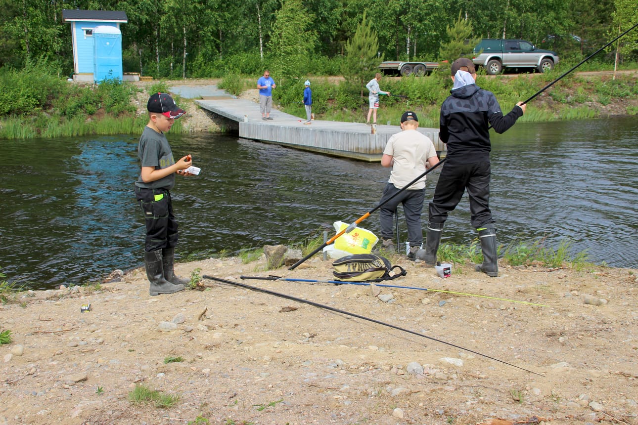 Onkikilpailuun osallistui kahdeksan lasta, kun vetouistelun osallistujamäärä hipoi sataa.