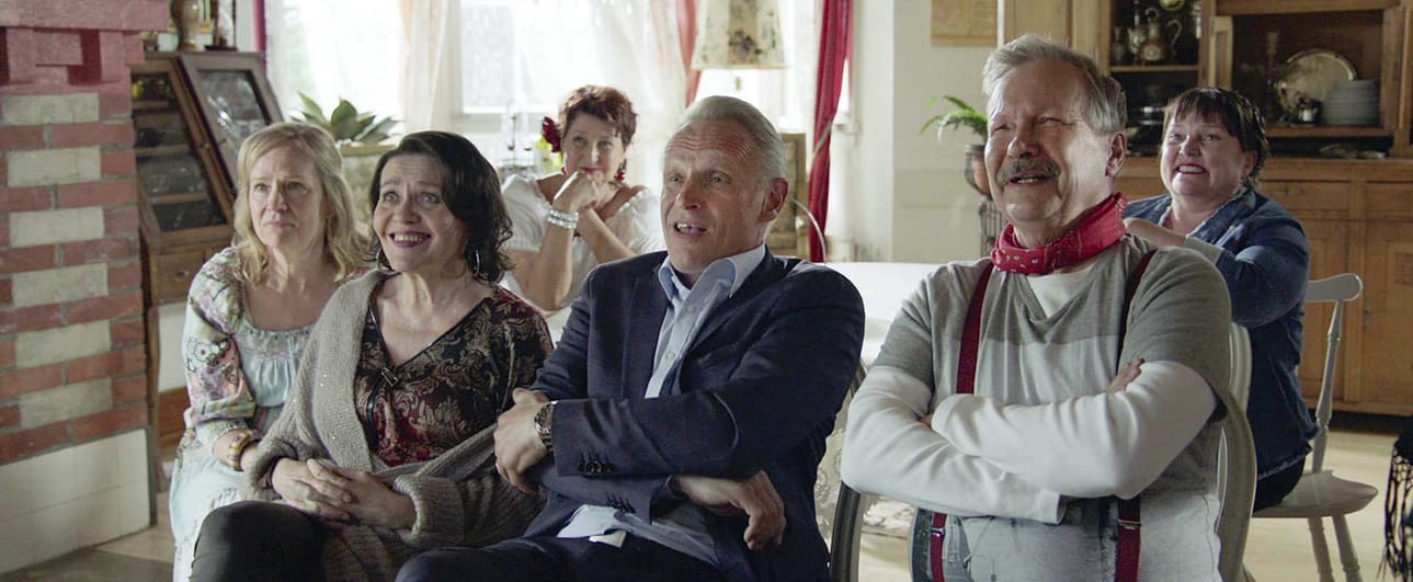 Natalia (Kaija Pakarinen, Veera (Riitta Havukainen), Katja (Heidi Herala), Tom (Antti Virmavirta), Juri (Erkki Saarela) ja Miska (Sari Mällinen) kohtaavat Nuoruustango-elokuvassa toisensa ja menneisyytensä.