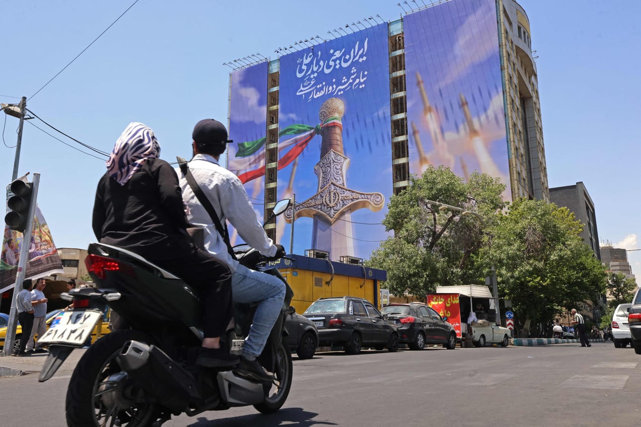 Iranin ja Yhdysvaltojen sopimusluonnokseen sisältyy vihollisuuksien lopettaminen kaikilla rintamilla, myös Libanonissa. Moottoripyöräilijä Iranin pääkaupungissa Teheranissa.