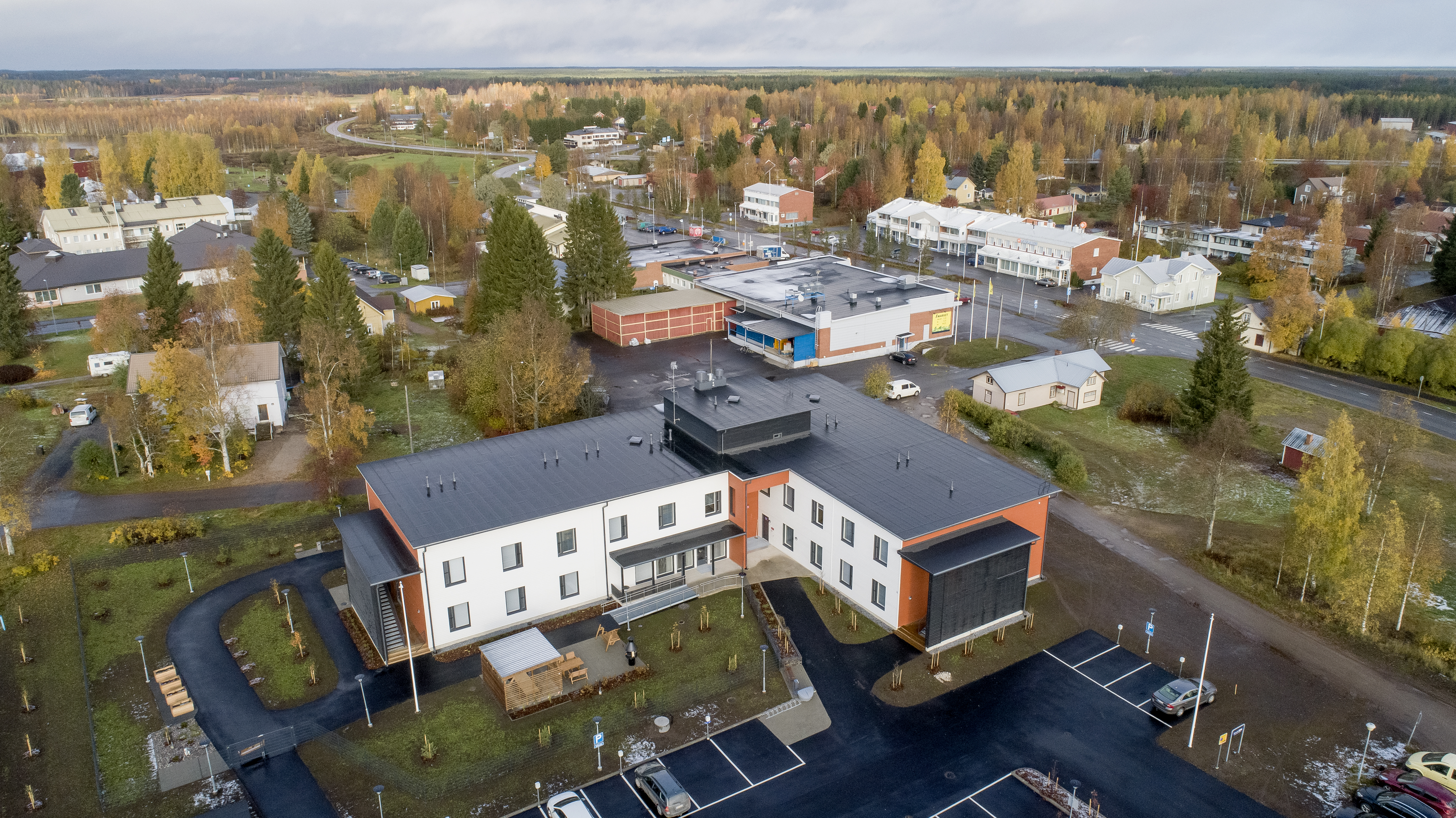 Uuteen hoivakotiin muuttaa asukkaita ensi viikon keskiviikkona. Muuttomatka ei onneksi ole pitkä, sillä Ukonmäki on kivenheiton päässä Juhannusruususta.
