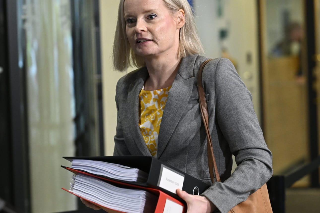 Valtiovarainministeri Riikka Purra (ps.) saapumassa hallituksen budjettiriiheen Helsingissä 19. syyskuuta 2023. LEHTIKUVA / HEIKKI SAUKKOMAA