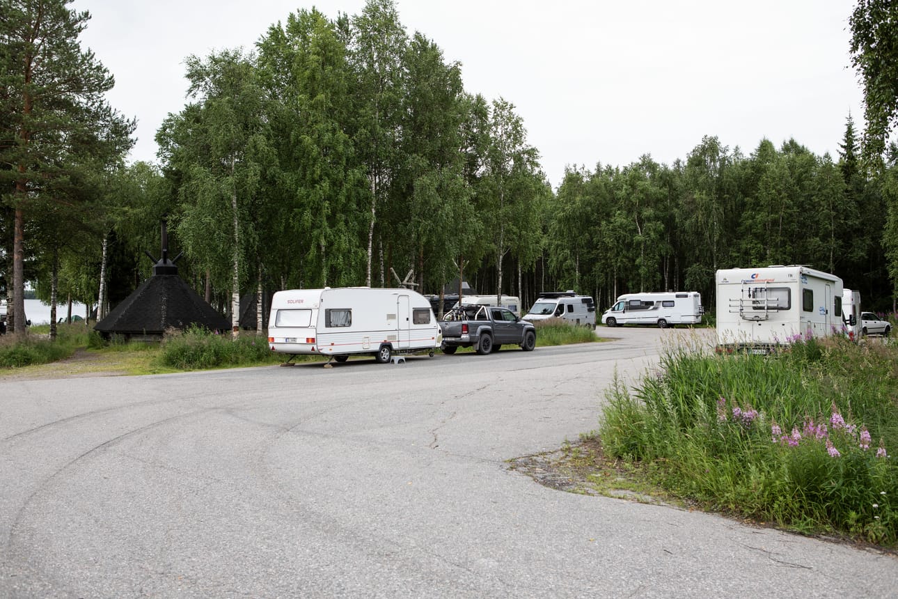 Olkkajärven veneenlaskupaikalla on paljon retkeilijöitä ja matkailuautoja keskiviikkoaamuna.