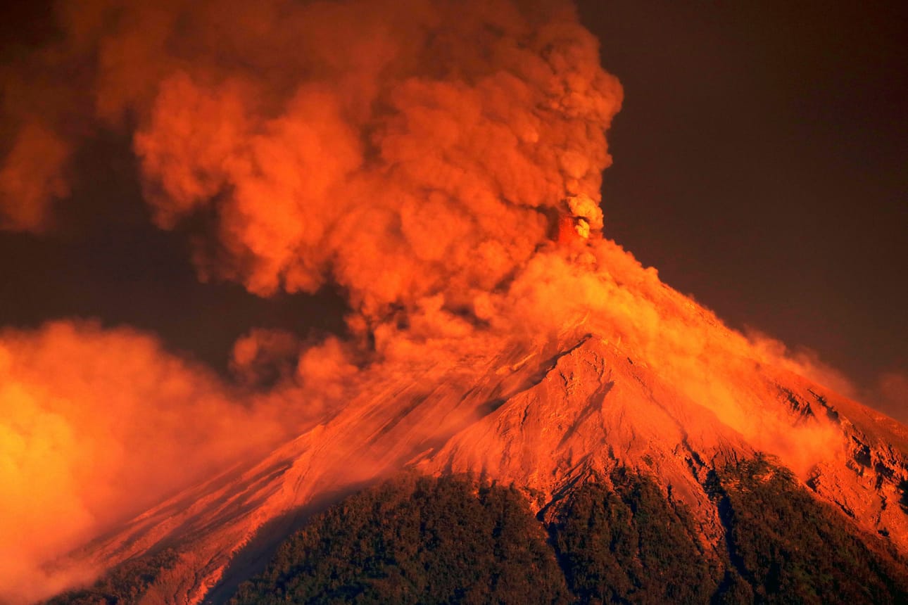 Fuego-tulivuoren purkautuminen Guatemalassa on johtanut tuhansien ihmisten evakuointeihin.