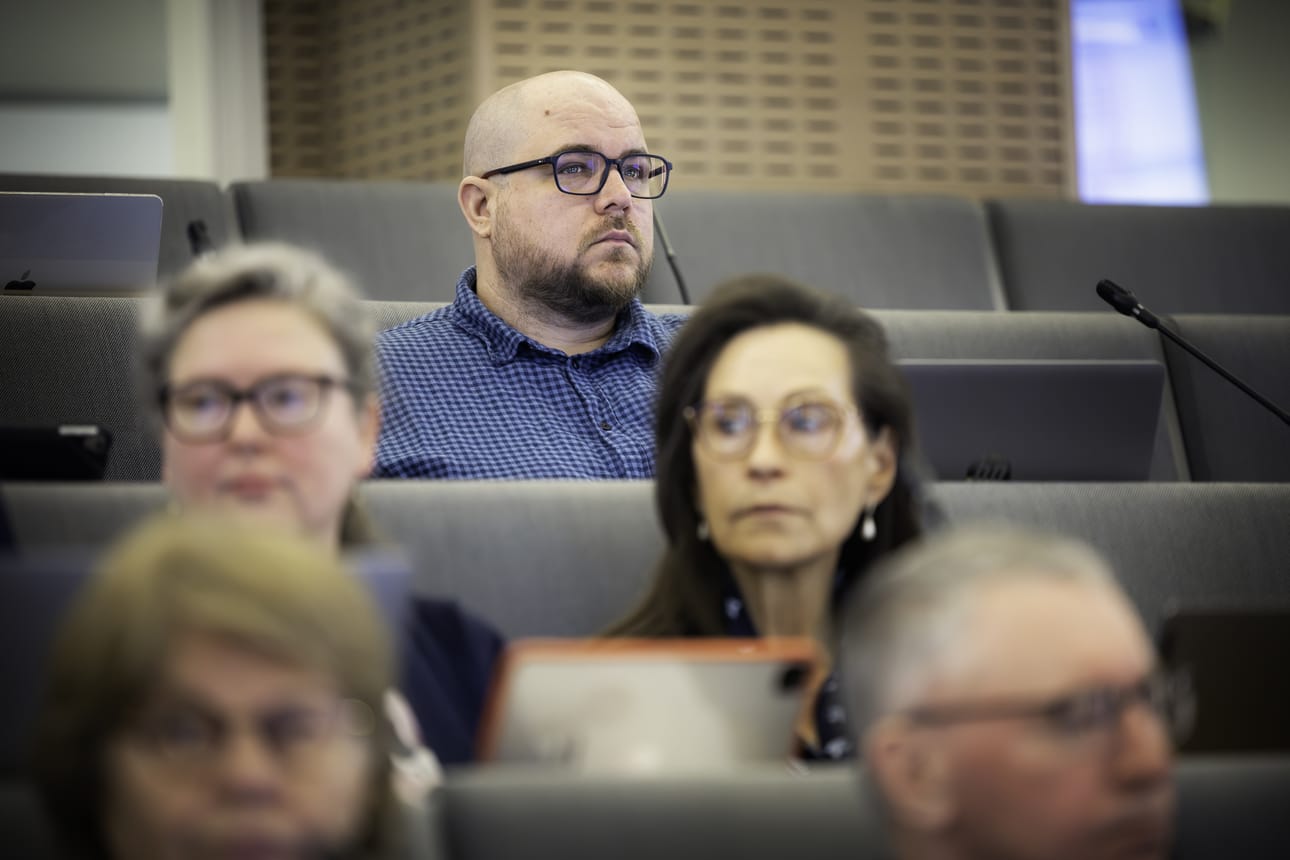 Teemu Knuutti (kesk.) kertoi, että kieliongelmat koskevat kaikenikäisiä laihialaisia, eivät vain vanhuksia.