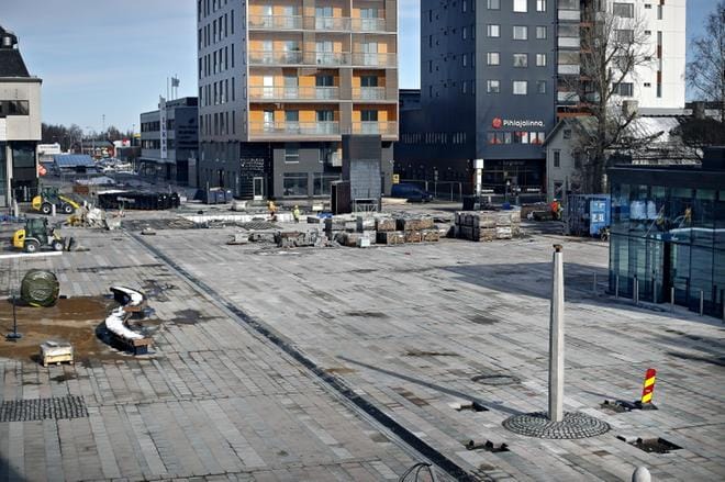 Tältä näytti keskustorin rakennustyömaan tilanne torstaina runsaat kuukausi ennen torin virallisia avajaisia. Kuvan oikeassa alalaidassa näkyy tulevan Horsma-teräsveistoksen varsi. KUVA: TOMI KOSONEN