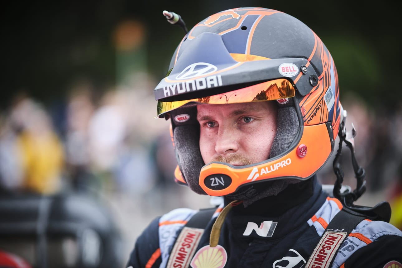 Hyundain Esapekka Lappi ajoi ulos tieltä aamupäivän viimeisellä erikoiskokeella ja törmäsi kovasta vauhdista puuhun. Tilanne säikäytti pieksämäkeläisen pahemman kerran. LEHTIKUVA / Hannu Rainamo
