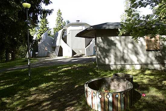 Oulun Työväen Näyttämö on esiintynyt Hupisaarilla pysyvästi vuodesta 1957. Nykyinen teatterirakennus valmistui vuosien taistelujen jälkeen 1987.