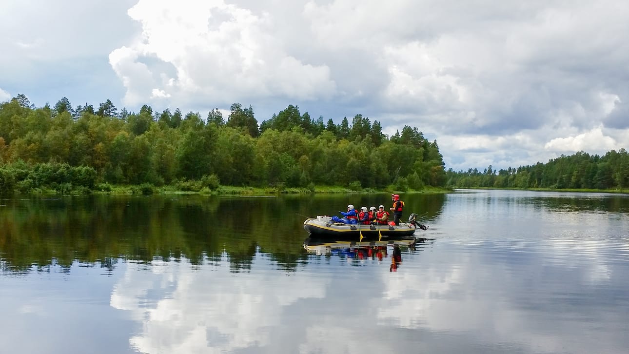 Ivalojoella järjestetään koskenlaskua myös kumiveneillä.