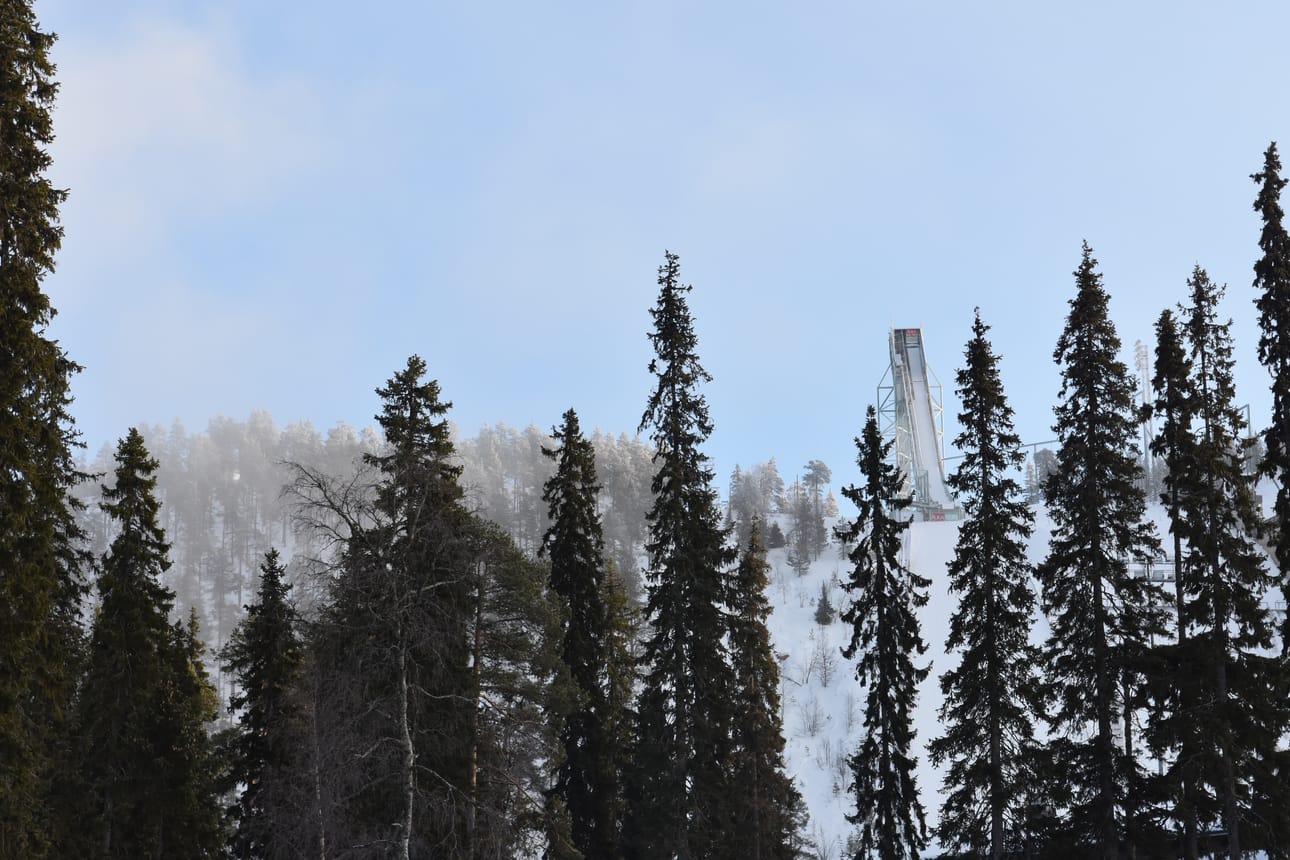 Torstain tilanne osoitti, että Rukalla on nuorille vapaalaskijoille liiankin jyrkkiä paikkoja. Kaksi poikaa tarvitsi apua hyppyrimäkien välisessä maastossa.
