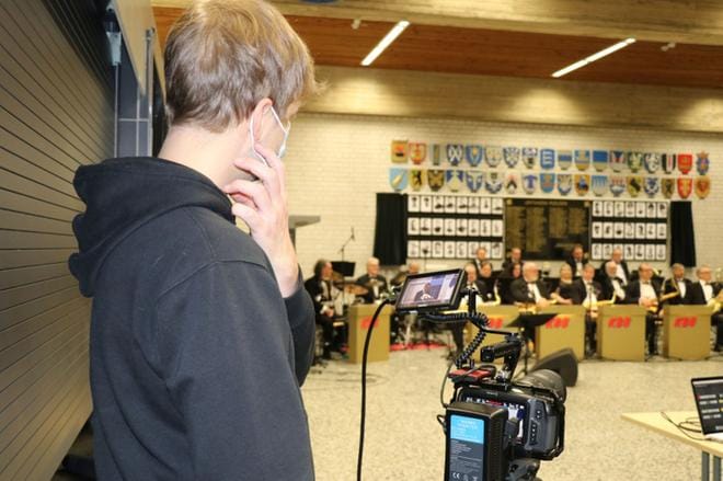 Tästä se alkaa. Kaupungin tilaaman Isle Art Industries -yrityksen videokuvaaja Samuli Kuusisto säätää kameran kohdalleen ennen kaupungin vuoden 2020 itsenäisyyspäivän juhlan taltioinnin alkamista. Taltiointi tehtiin juhlan tunnelmaan sopivasti entisellä Lentosotakoululla viime sunnuntaina.