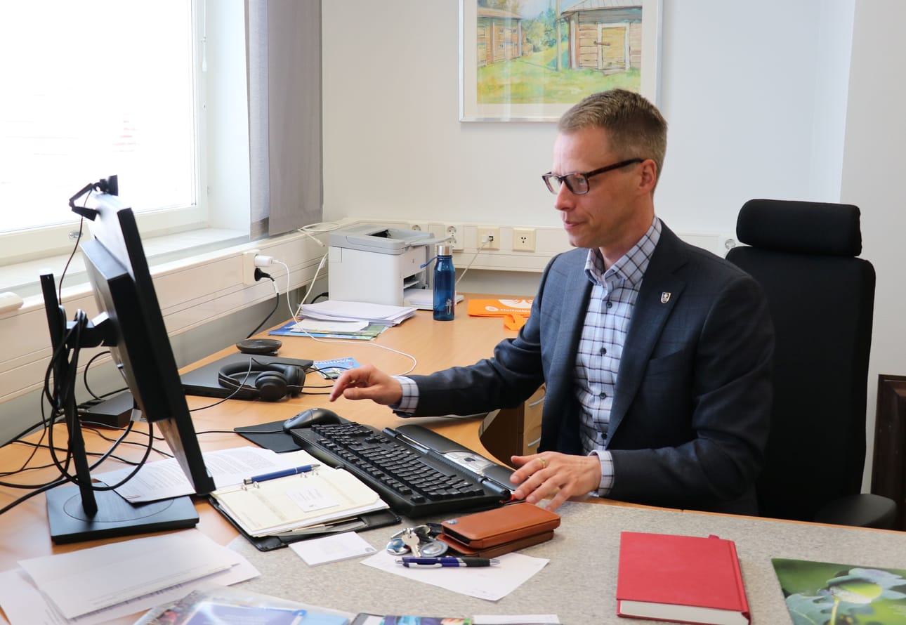 Vesa Rantala työhuoneessaan Kauhavan kaupungintalolla.