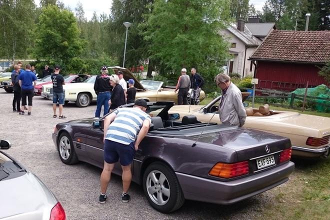 Avoautot kiinnostivat yleisöä, ja niiden ominaisuuksista ja kunnostamisesta keskusteltiin vilkkaasti. Paikalla oli monen ikäisiä autoja ja monella oli takanaan mielenkiintoinen tarina. KUVAT: KIRSTI MÄKELÄ