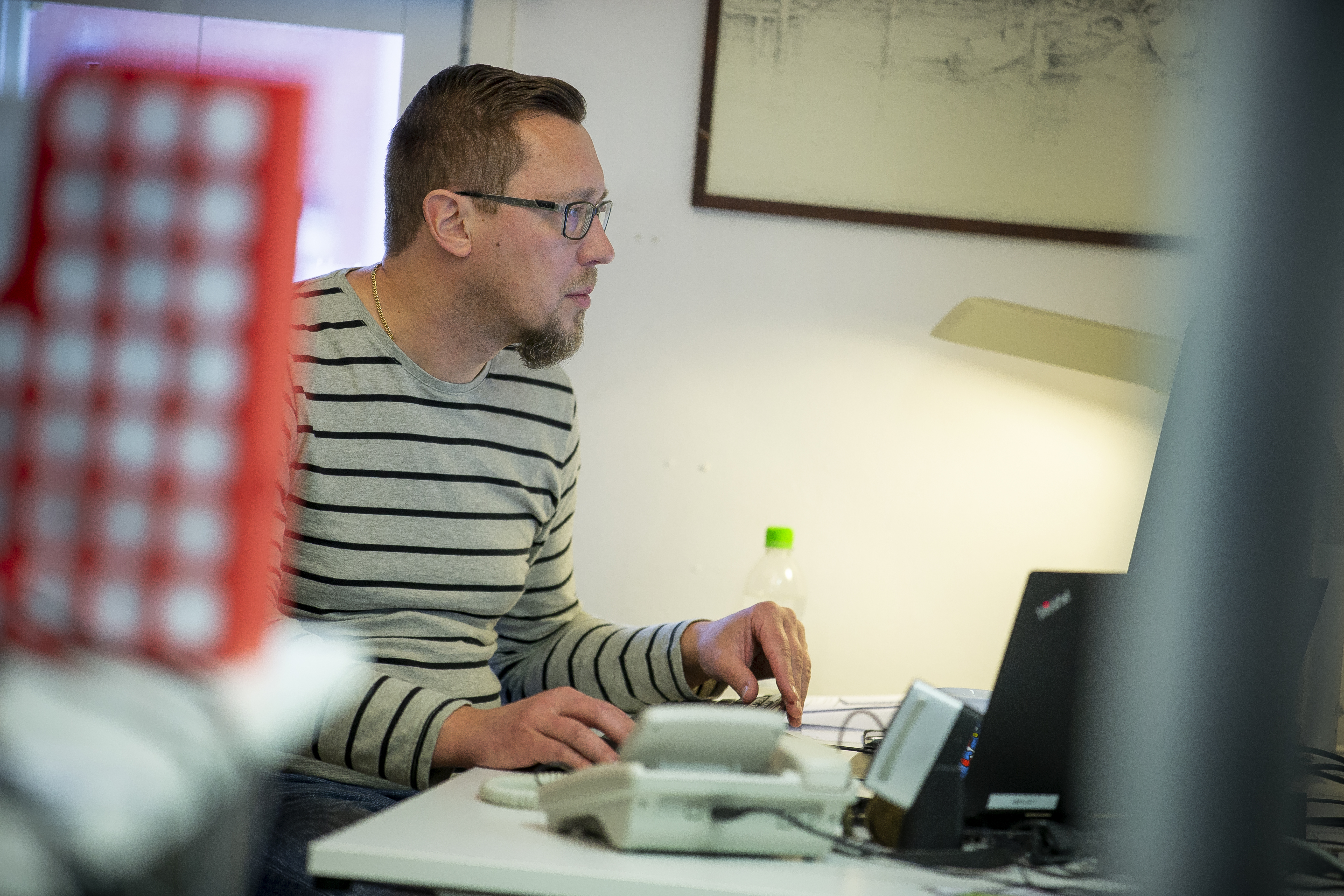 Toimittaja Timo Myllykoski viimeistelee uutisjuttuaan Raahen Seudun toimituksessa.
