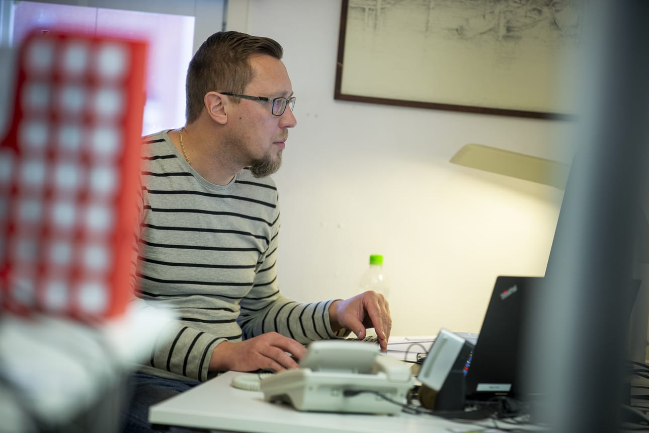 Toimittaja Timo Myllykoski viimeistelee uutisjuttuaan Raahen Seudun toimituksessa.