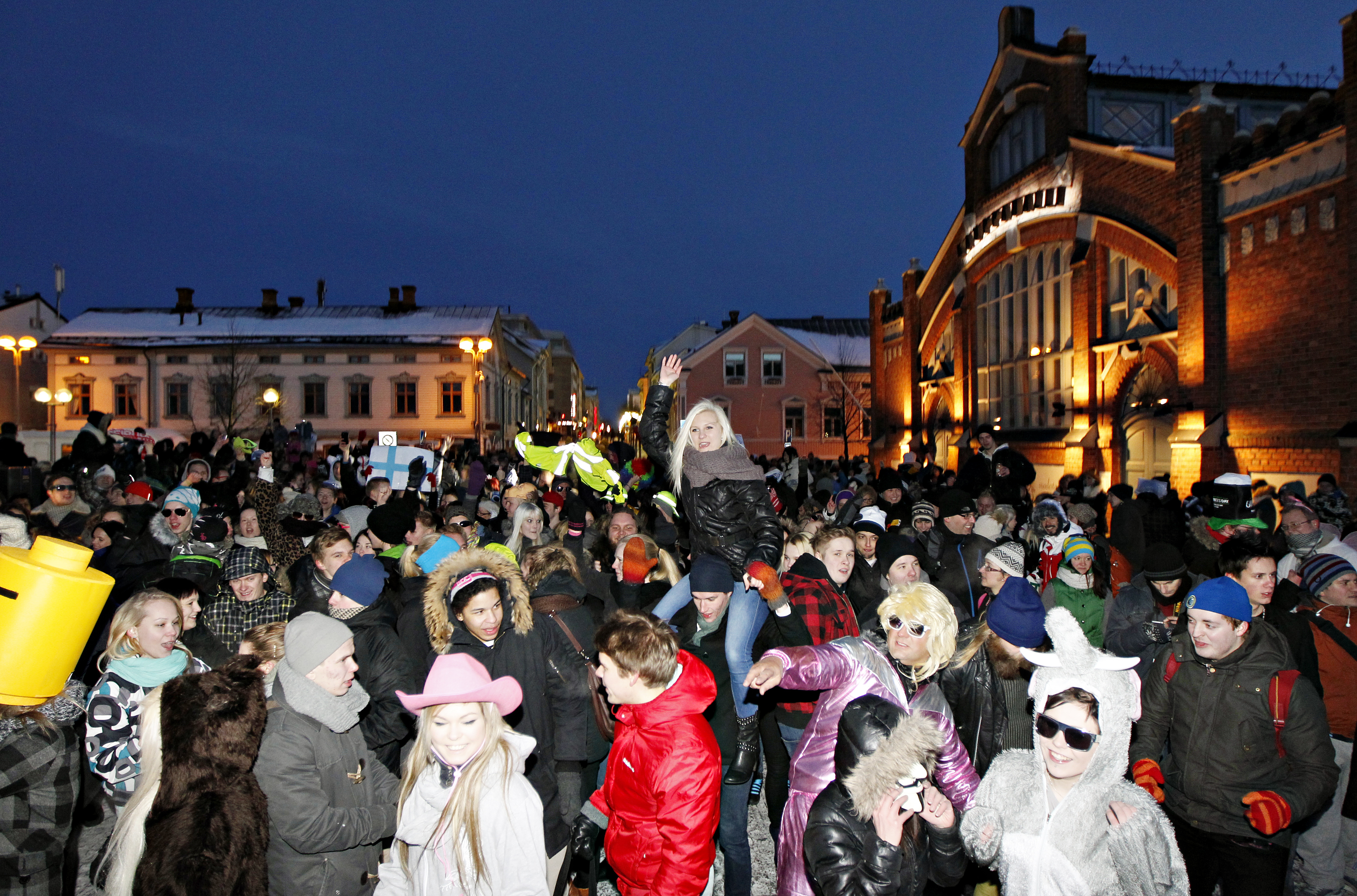 Sadat ihmiset osallistuivat perjantai-iltana Harlem Shake -videon tekemiseen Oulun torinrannassa. Kello kuudeksi rantaan oli saapunut enimmäkseen nuoria.