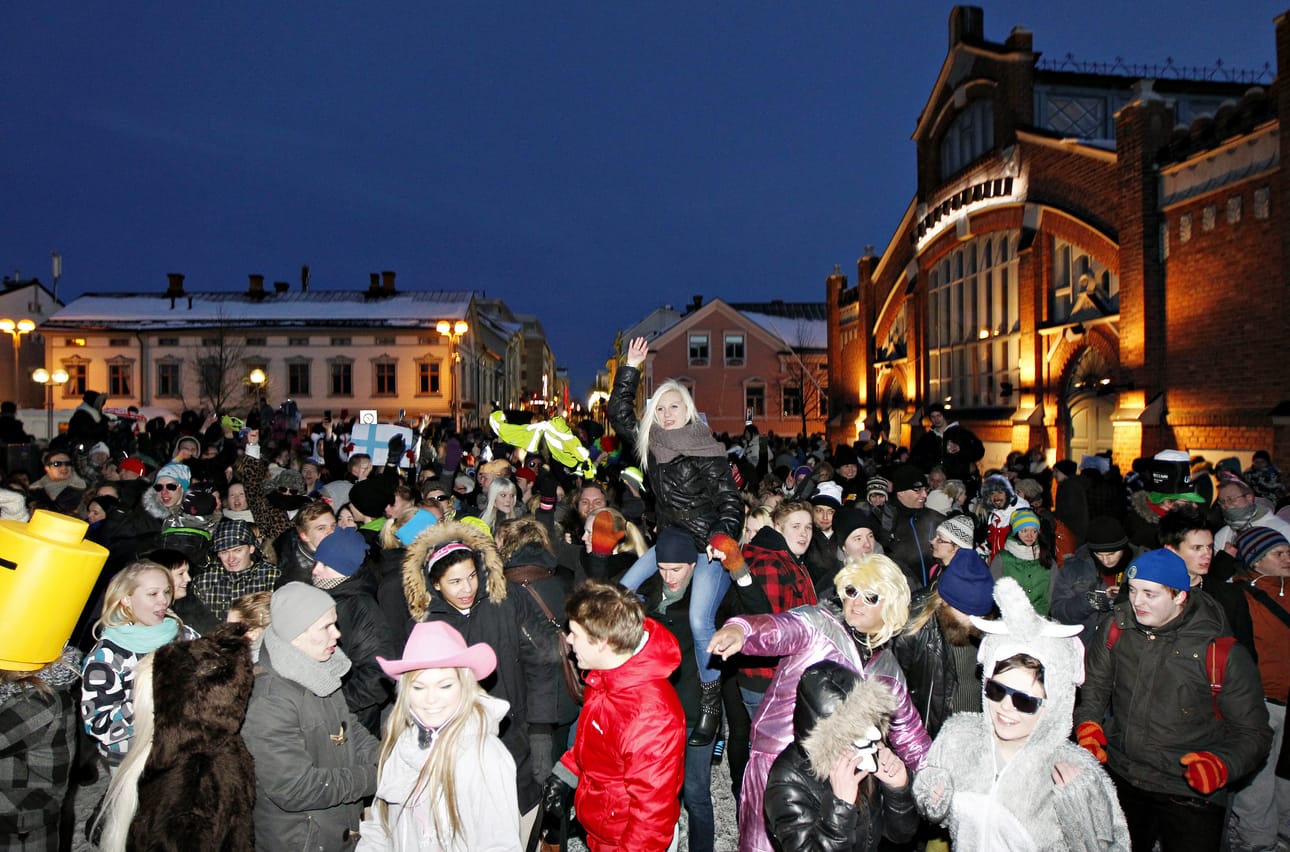 Sadat ihmiset osallistuivat perjantai-iltana Harlem Shake -videon tekemiseen Oulun torinrannassa. Kello kuudeksi rantaan oli saapunut enimmäkseen nuoria.