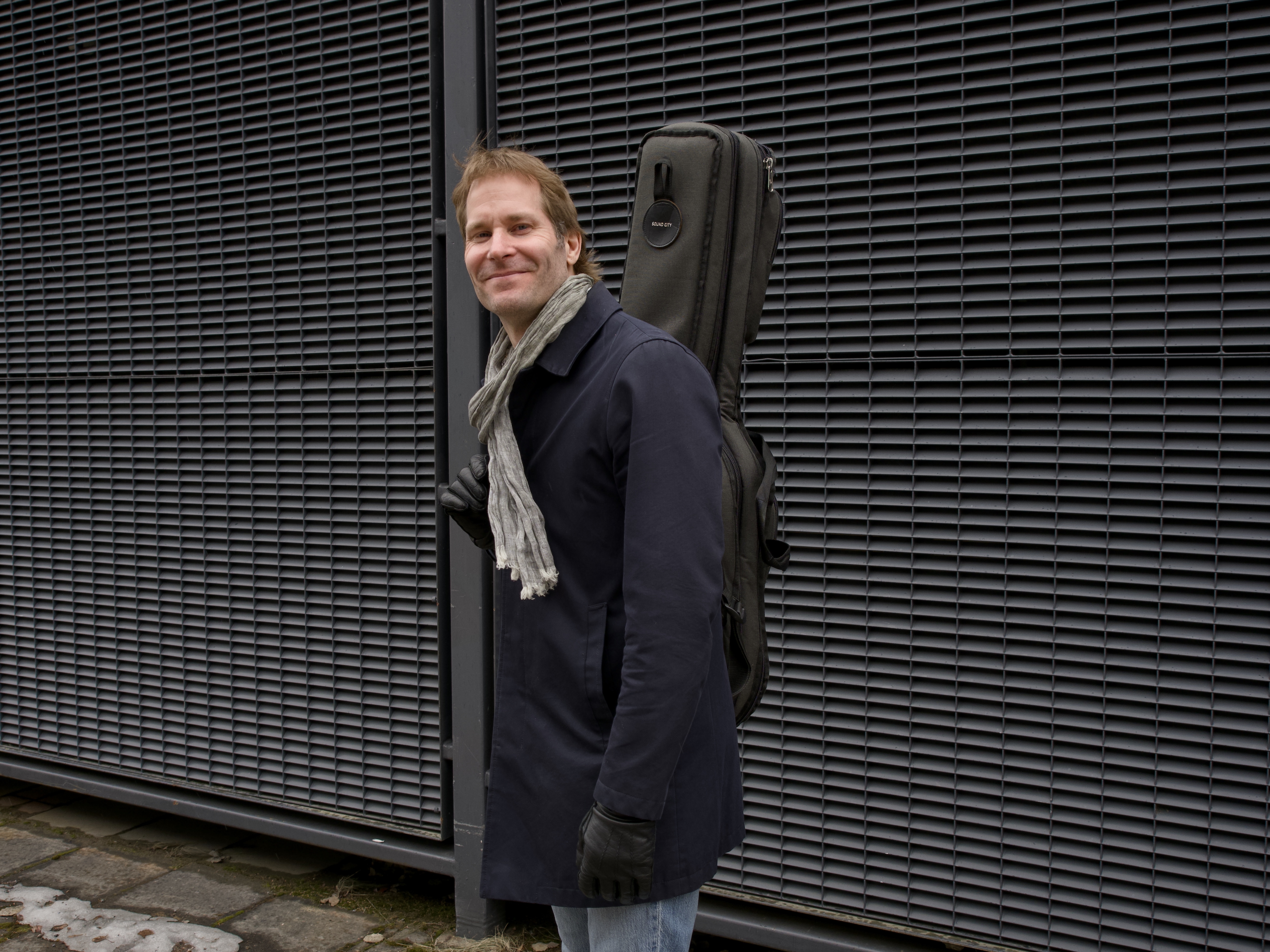 Into Koposta on pyydetty vuosien varrella kerran jos toisenkin hätiin, jos eteläsuomalainen artisti on tarvinnut kitaristia keikoilleen Pohjois-Suomeen.