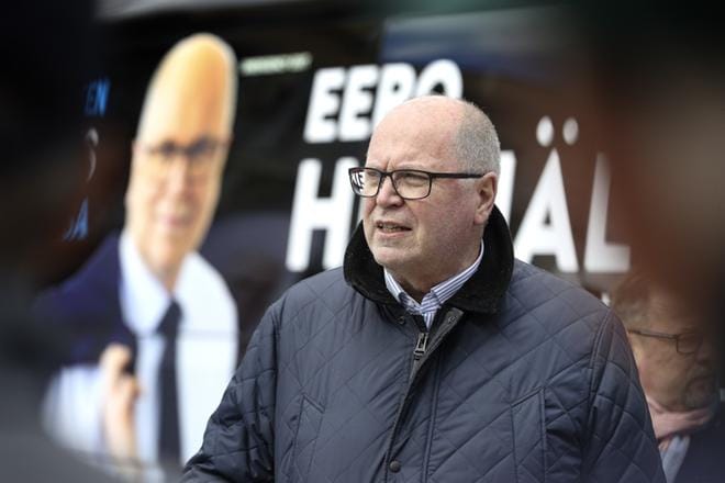 Eero Heinäluoma on osallistunut hallitusneuvotteluihin yhteensä viisi eri kertaa. Tällä kertaa hän ei haikaile mukaan, sillä ihmisten tapaaminen vaalikiertueella on ollut antoisaa. KUVA: KARI LÖFHJELM