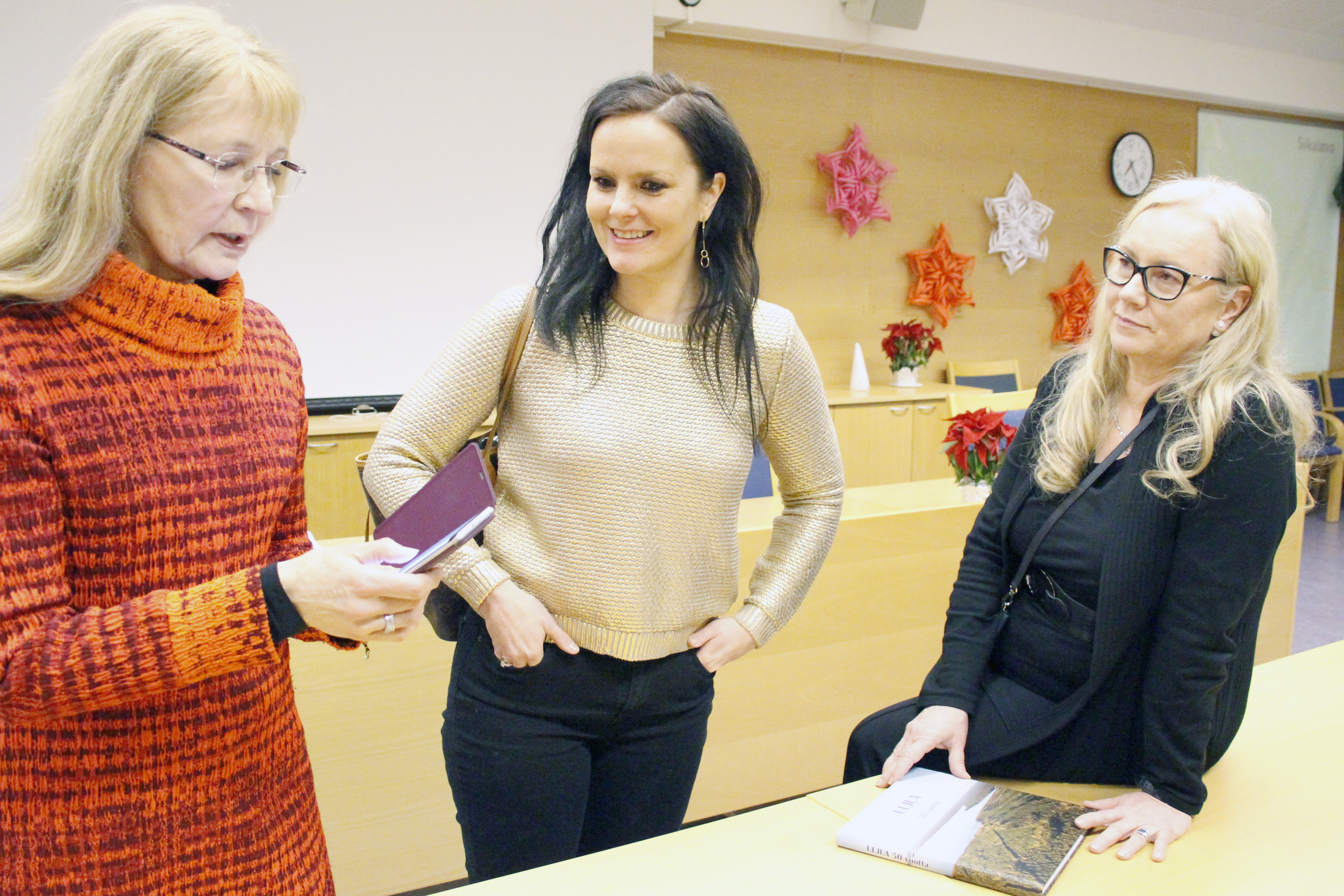 Valtuuston kokouksen jälkeen Siikalatvan kunnanhallituksen puheenjohtaja Seija Junno, kunnanvaltuuston puheenjohtaja Kaisa Louet-Similä ja vt. kunnanjohtaja Seija Mäenpää listasivat keinoja, joilla kunnan talous saadaan tasapainoon alkuvuodesta. Säästöt syntyvät pienistä puroista.