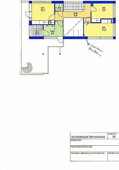 Messutalo on rakennettu katuun kiinni ja sisälle mennään harmaaseen lautamuuriin puhkaistujen aukkojen kautta.