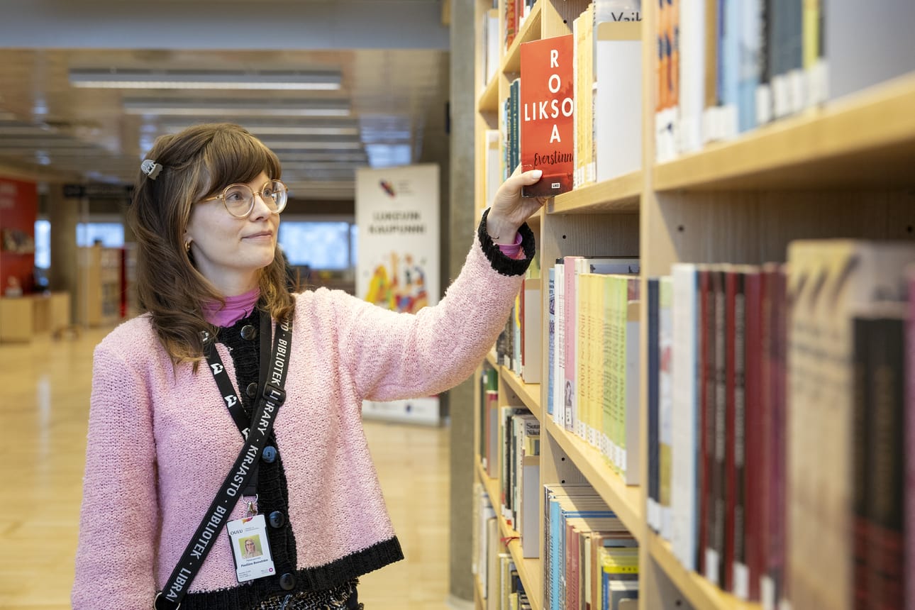 Keskustakirjasto Saaren palveluesihenkilö Pauliina Bomström kertoo, että kirjastossa oli maanantaina normaalia enemmän kirjoja väärillä paikoilla. Asiakkaita ei hänen arvionsa mukaan ollut liikkeellä kuitenkaan ruuhkiksi asti.