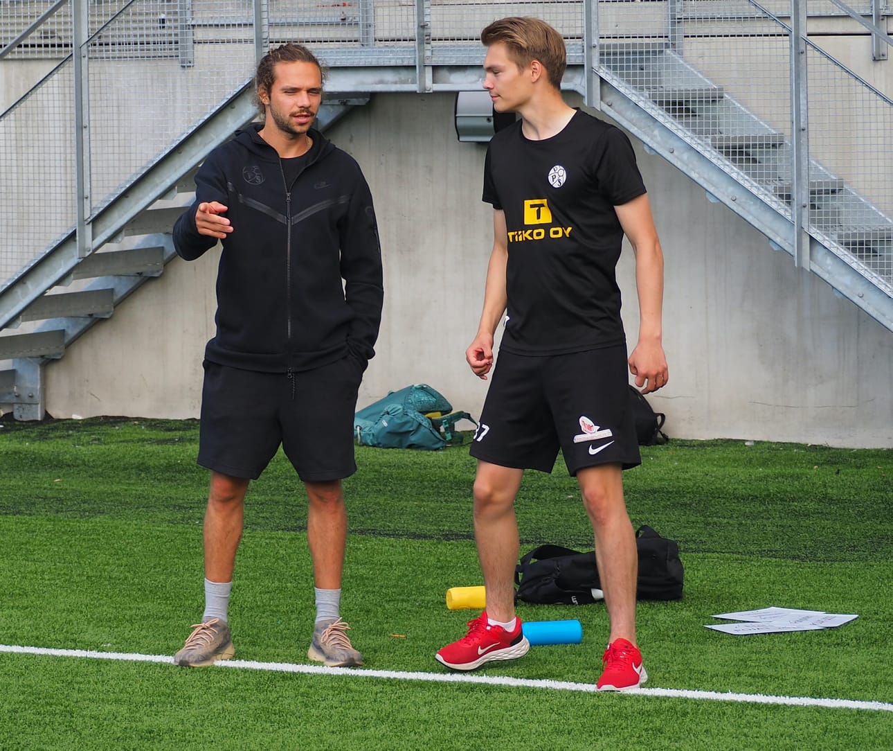 Kuvassa ovat edustusjoukkueen pelaaja Evgeniy Bashrikov sekä apuvalmentaja Samuel Rinnasto.