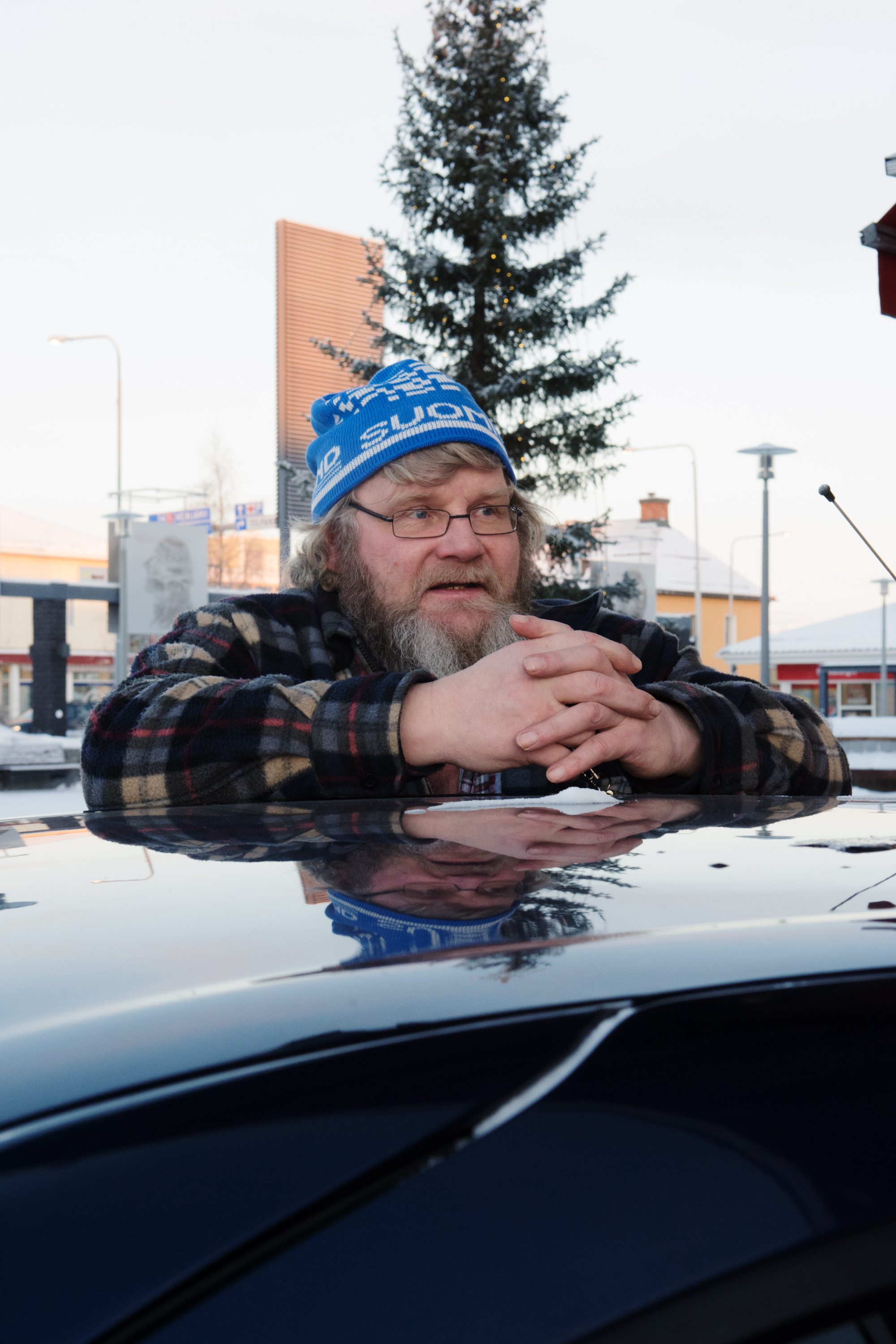 Kari Aatos Kultanen  –Nyt piti jo laittaa pipo päähän, mutta yleensä  kuljen ilman lakkia ihan 15 asteen pakkasessakin.  Tyhjä lato ei kattoa kaipaa. Pipo päässä on helpompi mennä autoon, karvalakki tulee silmille. Karvalakki on  päässä, kun ajan kelkalla ja istun pilkillä.