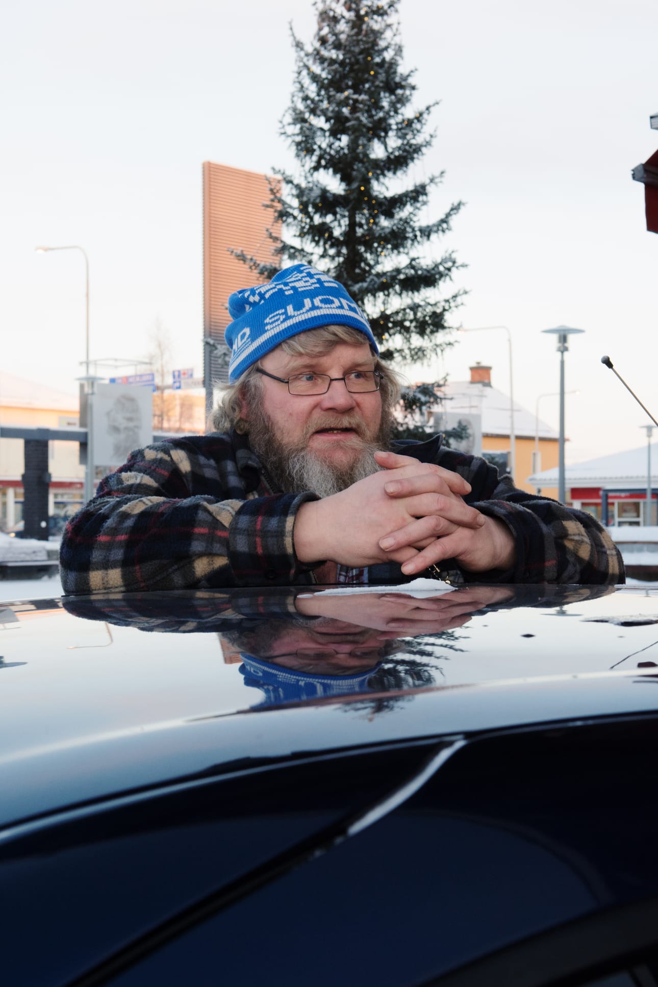 Kari Aatos Kultanen –Nyt piti jo laittaa pipo päähän, mutta yleensä kuljen ilman lakkia ihan 15 asteen pakkasessakin. Tyhjä lato ei kattoa kaipaa. Pipo päässä on helpompi mennä autoon, karvalakki tulee silmille. Karvalakki on päässä, kun ajan kelkalla ja istun pilkillä.