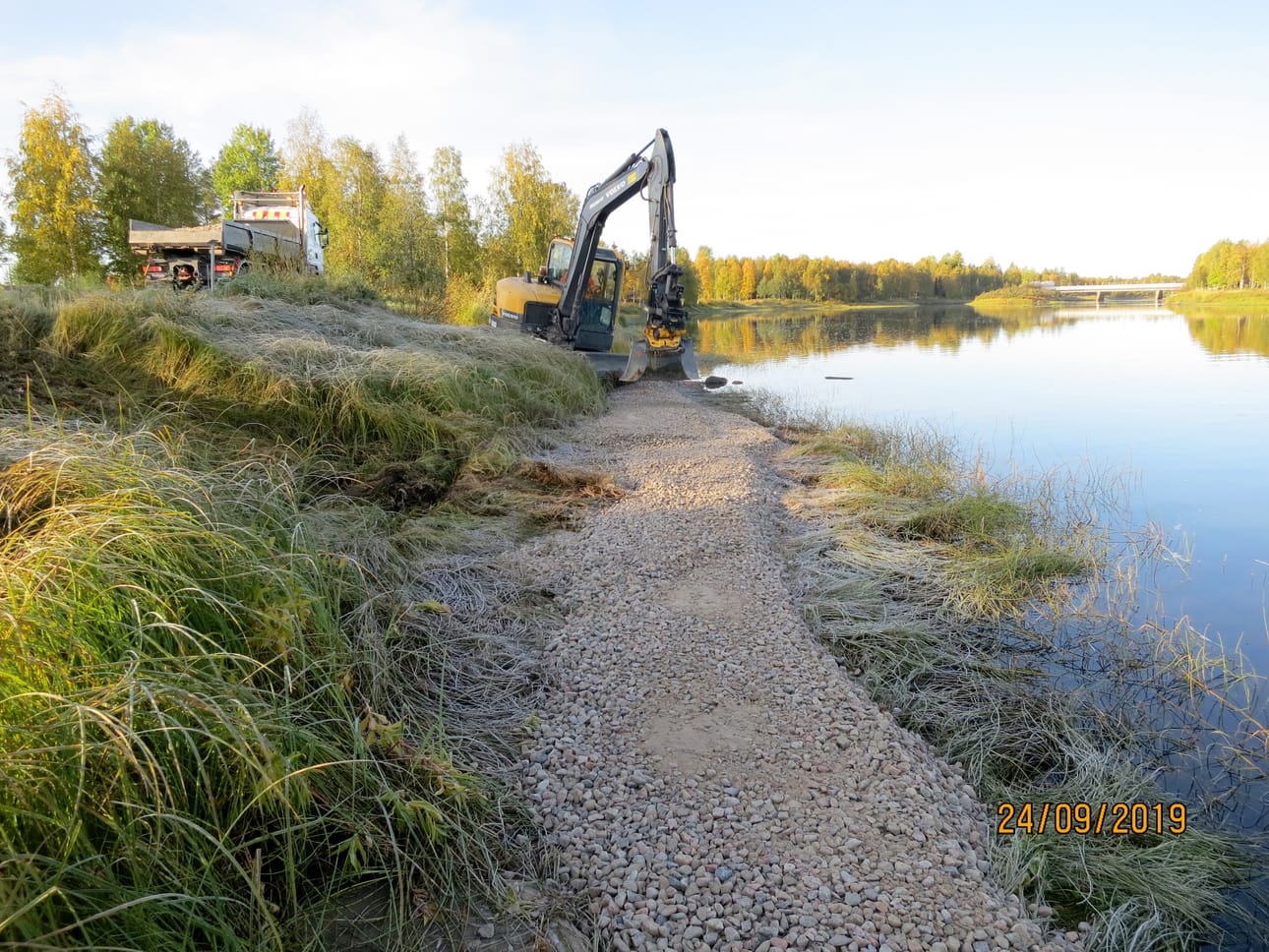 Kuivin jaloin ongelle. Rajamaanrannan rantakalastuspaikka rakennettiin syyskuun lopulla. Yhdeksän kuutiota 0-32 mursketta parinkymmenen metrin matkalla arvellaan kestävän jopa Iijoen tulvan.