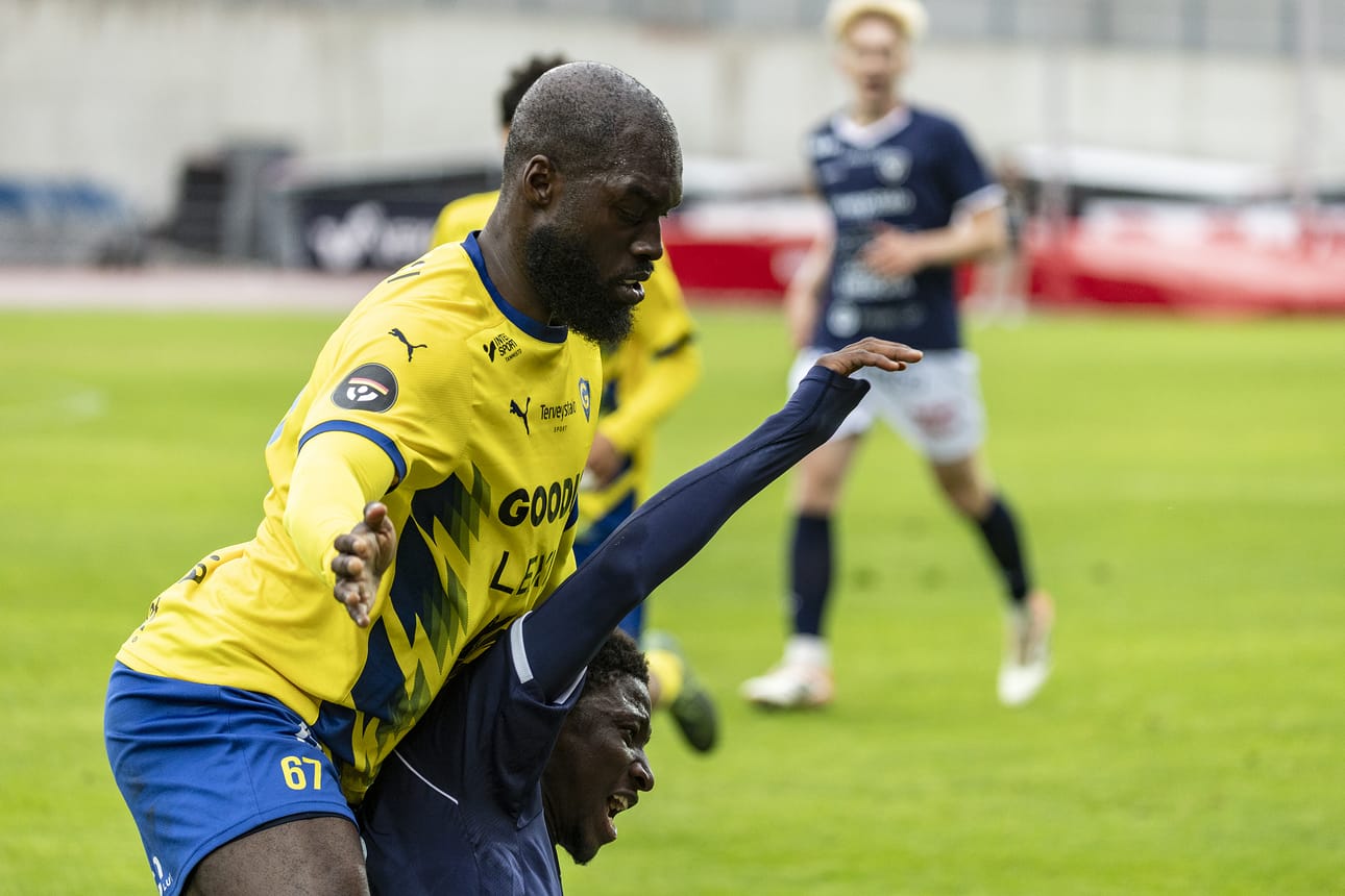 Ayo Obileye (vas.) ja Gnistan pääsevät ensimmäisenä vierasjoukkueena pelaamaan AC Oulun uudella kotistadionilla.
